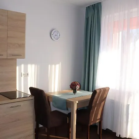 Liget Apartmanhaz * Kehidakustány